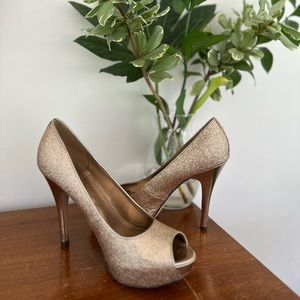 Rose gold, glitter pump heel.